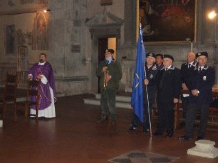 La cerimonia continua nella chiesa di San Francesco per la celebarzione di una Santa Messa   celebrata dal Cappellano Militare  dell'Accademia Navale don Aldo 